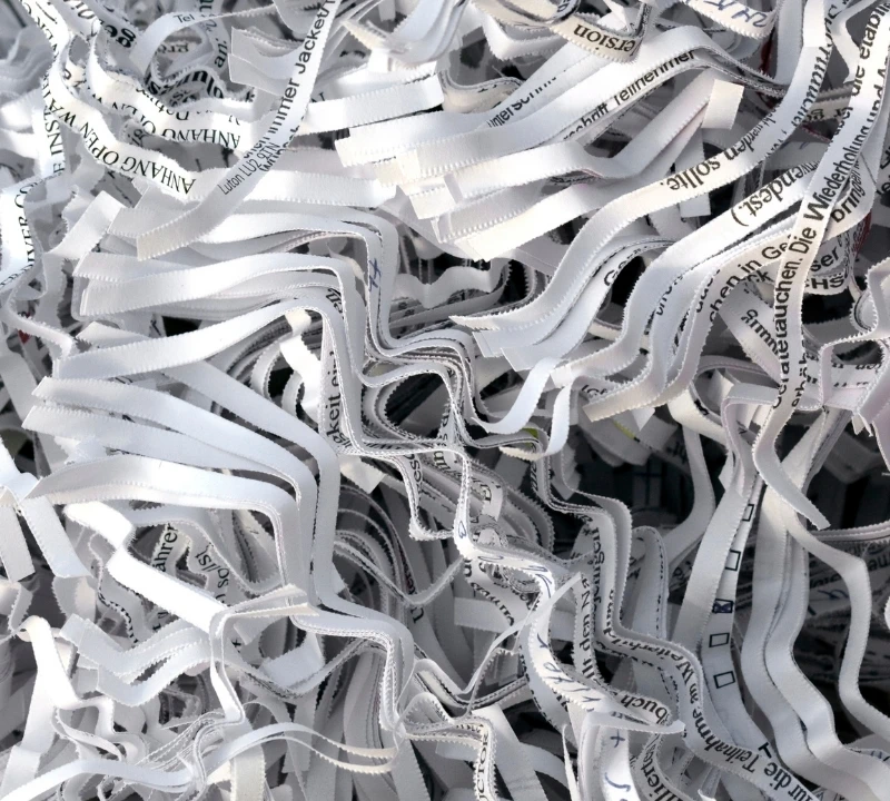Zerkleinerte Papierstreifen nach Schreddern vertraulicher Dokumente – Aktenvernichtung Bielefeld