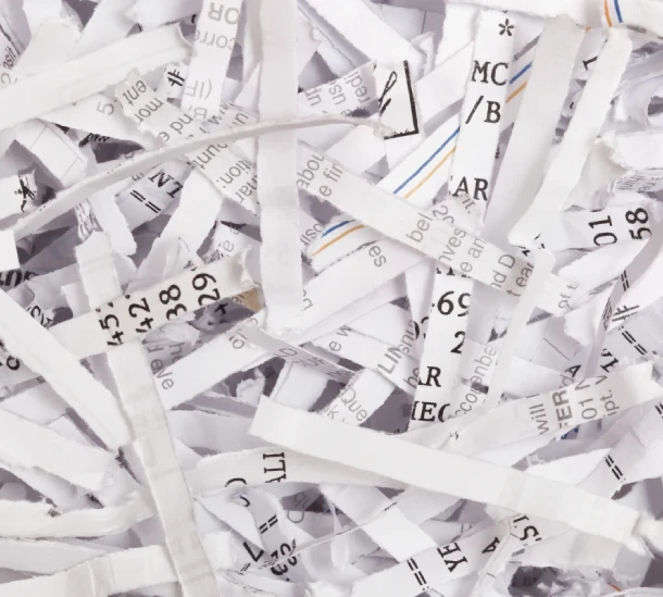 Geschredderte Papierstreifen als Symbol für sichere Aktenvernichtung – Aktenvernichtung Detmold