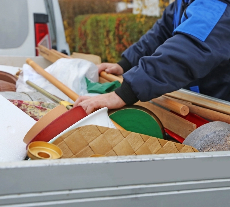 Mitarbeiter bei einer Entrümpelung in Sendenhorst beim Verladen von Sperrmüll und Hausrat
