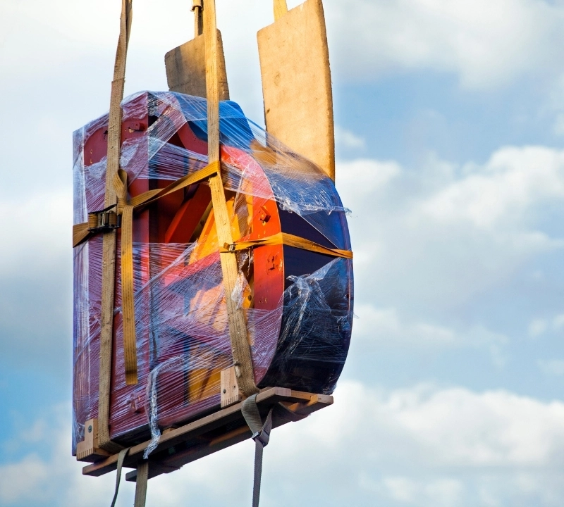 Verpacktes Klavier wird mit Kran transportiert – Klaviertransport Bielefeld