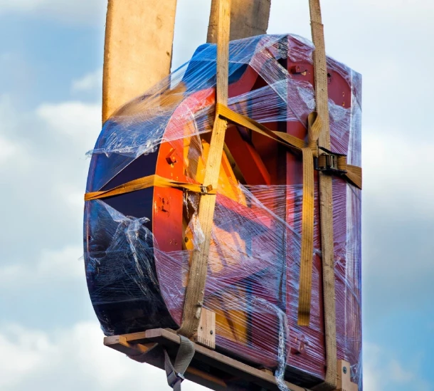 Verpacktes Klavier wird mit Kran transportiert – Klaviertransport Detmold