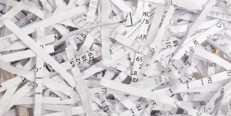 Geschredderte Papierstreifen als Symbol für sichere Aktenvernichtung – Aktenvernichtung Detmold
